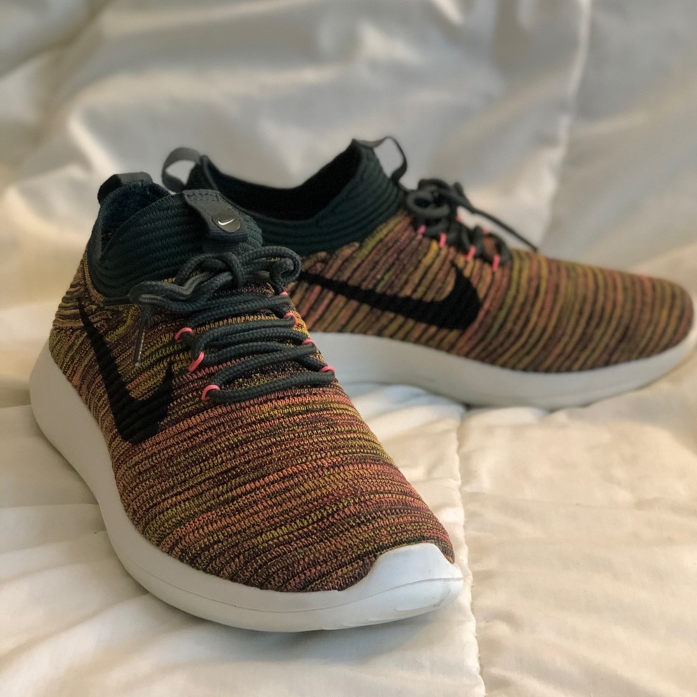 Women’s Roshe Two Flyknit - women’s size 6